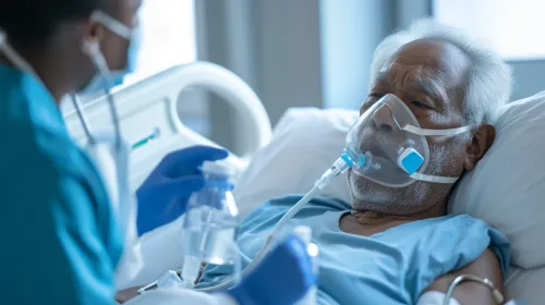 간호사가 병실 침대에 누워있는 노인 환자에게 산소 마스크를 씌우는 동안 청진기로 환자를 검사하는 아프리카 계 미국인 의사, 코로나 바이러스 코로나 19 보호 개념